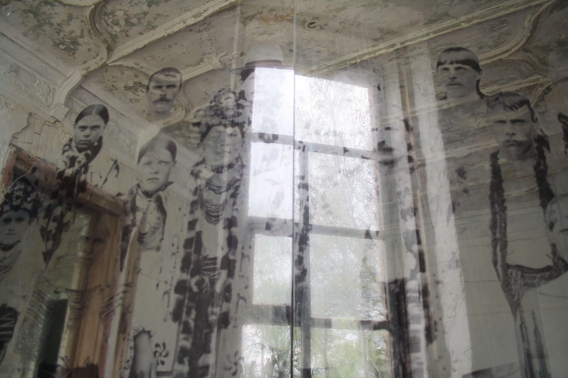 Зображення «Тіней забутих предків» на обдертих стінах будинку на фестивалі ARTPOLE.LU